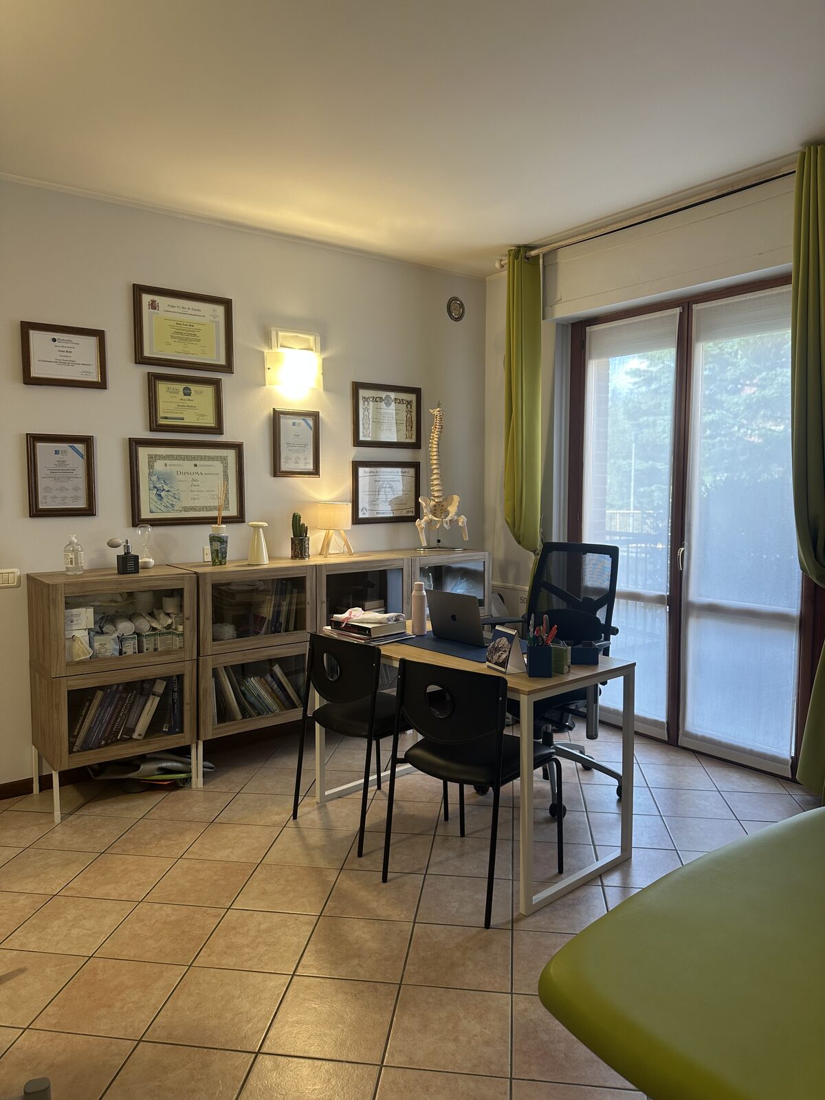 Lo studio di Irene Betti a Bergamo con scrivania e lettino da trattamento