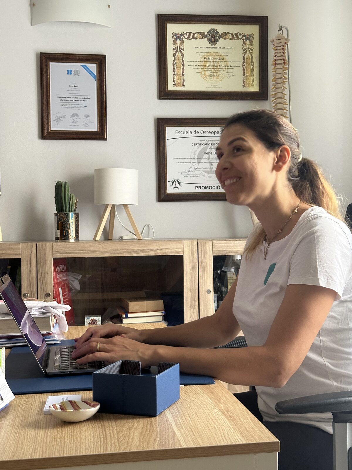 Irene Betti sorridente alla scrivania dello studio