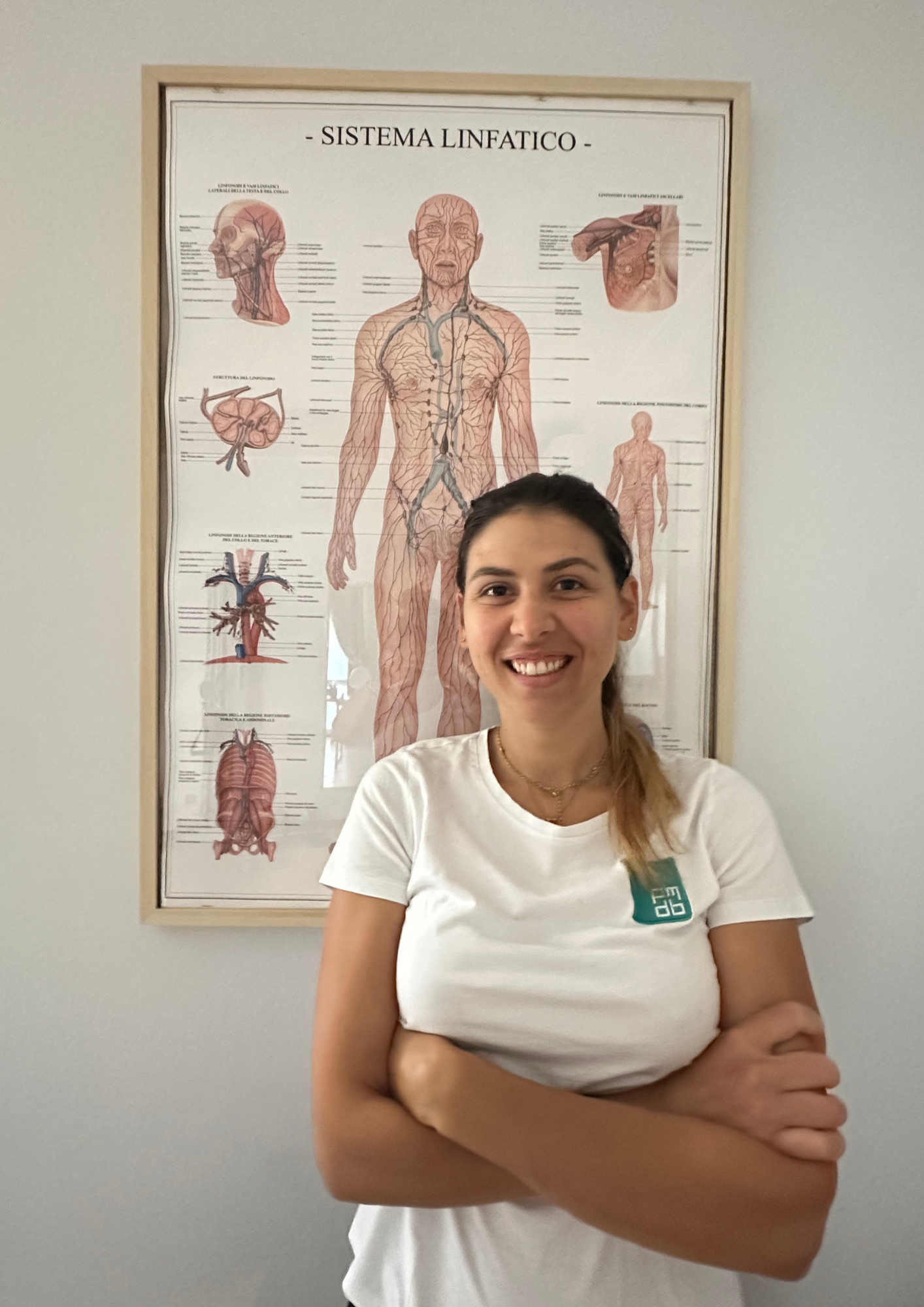 Irene Betti davanti al poster anatomico del sistema linfatico in studio