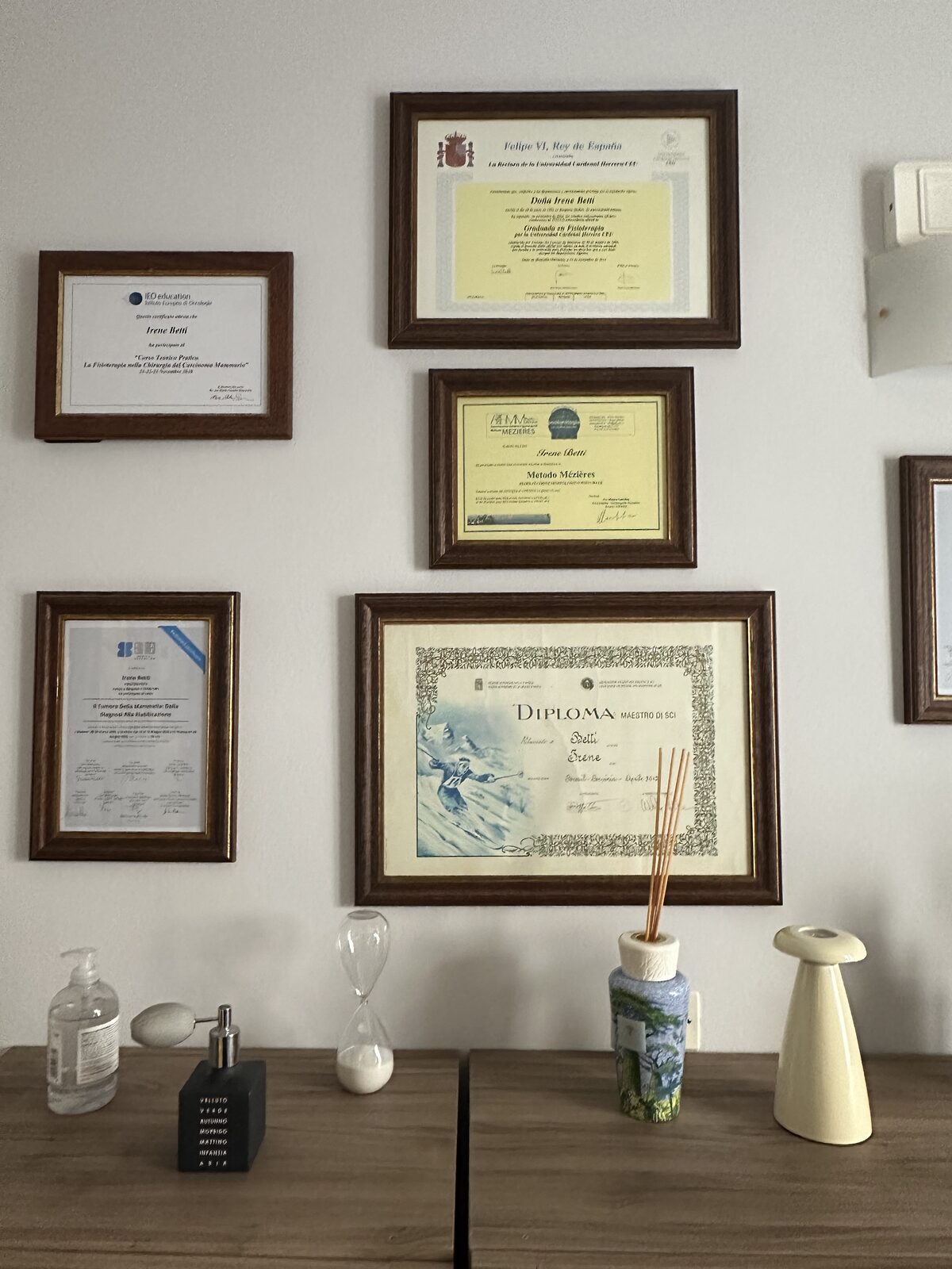 Parete dello studio con i diplomi e gli attestati di formazione